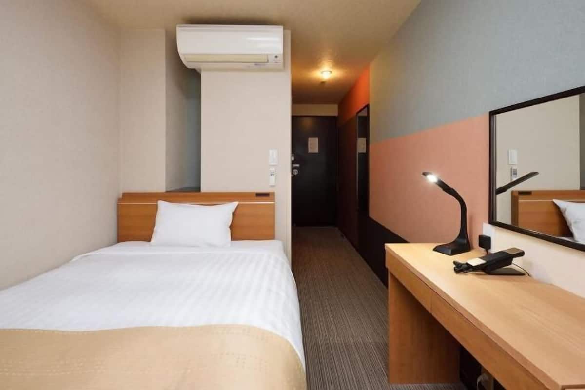 In-room safe, laptop workspace, iron/ironing board, free WiFi