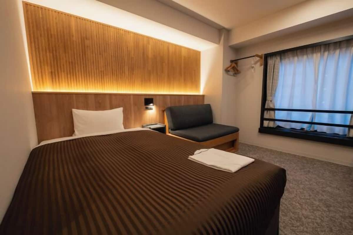 In-room safe, laptop workspace, iron/ironing board, free WiFi