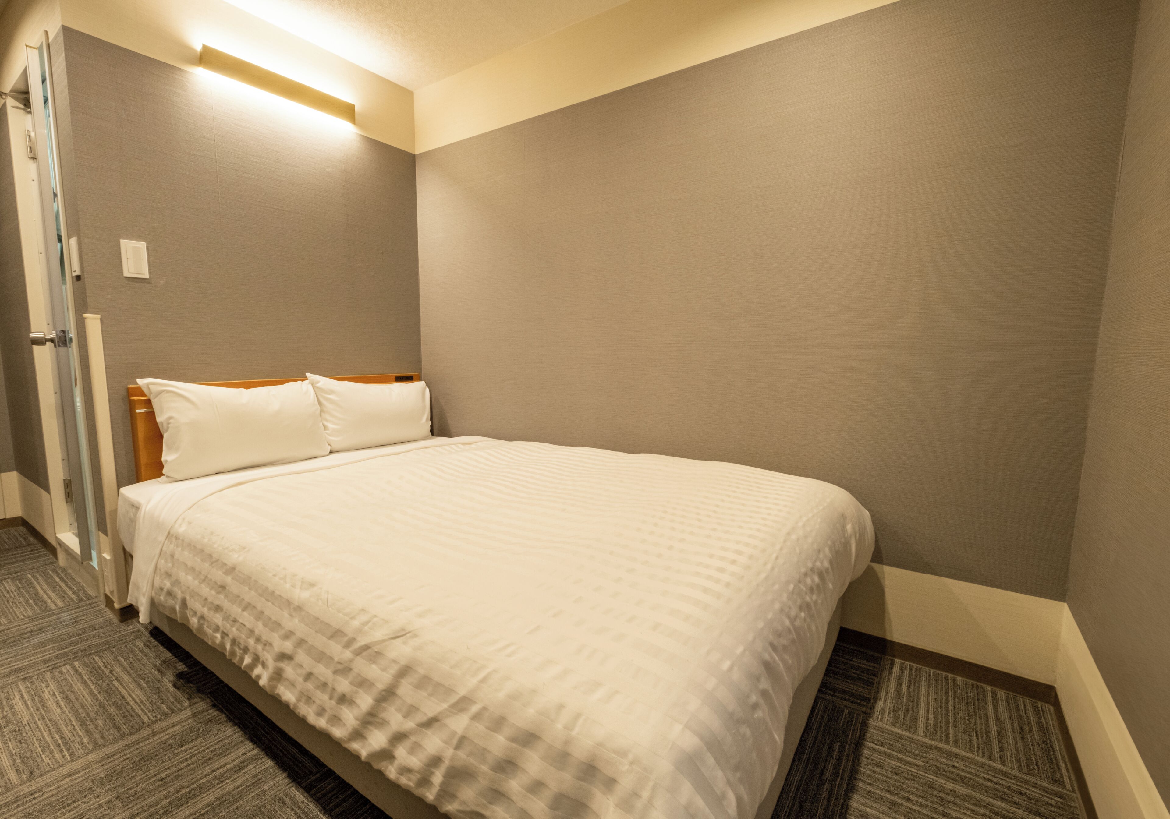 In-room safe, laptop workspace, iron/ironing board, free WiFi