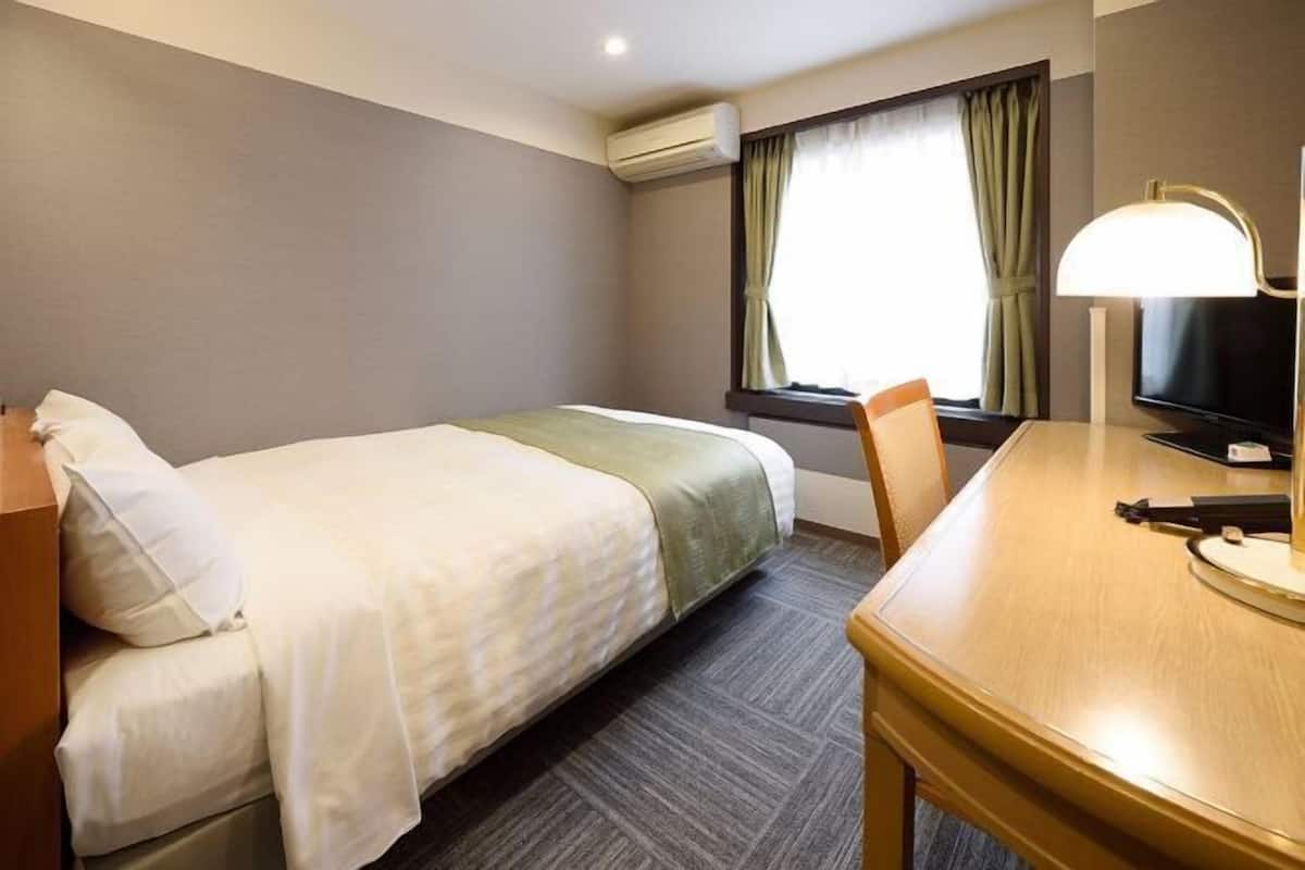In-room safe, laptop workspace, iron/ironing board, free WiFi