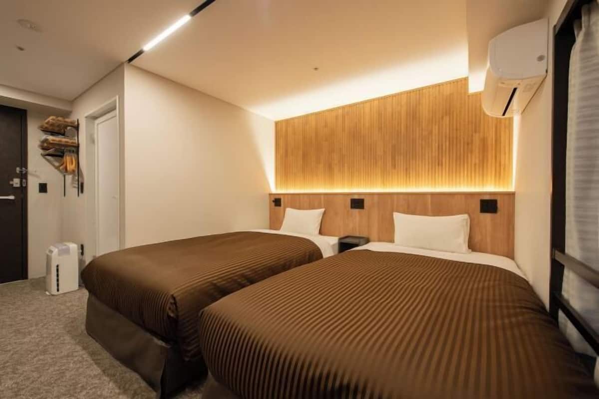 In-room safe, laptop workspace, iron/ironing board, free WiFi