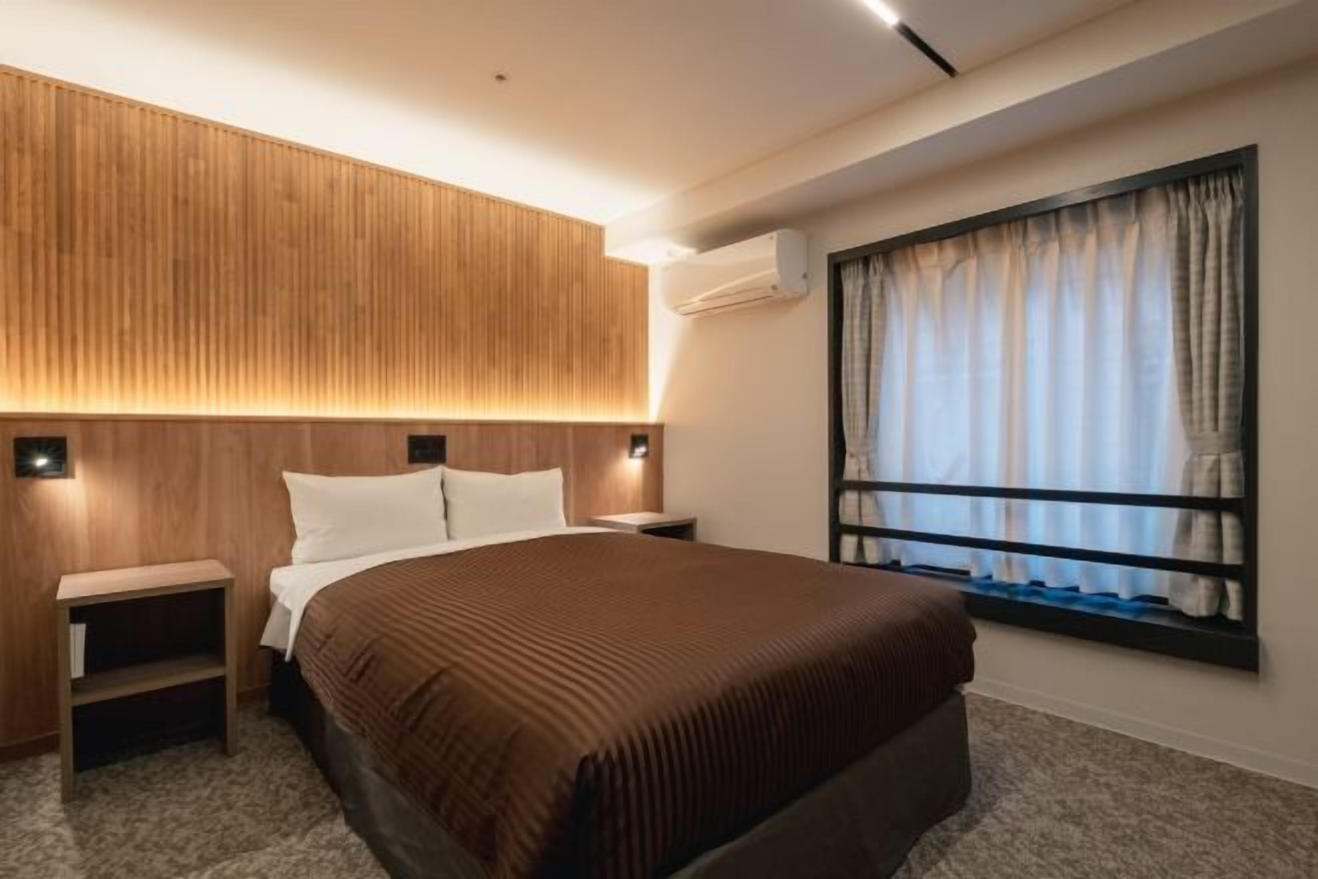 In-room safe, laptop workspace, iron/ironing board, free WiFi