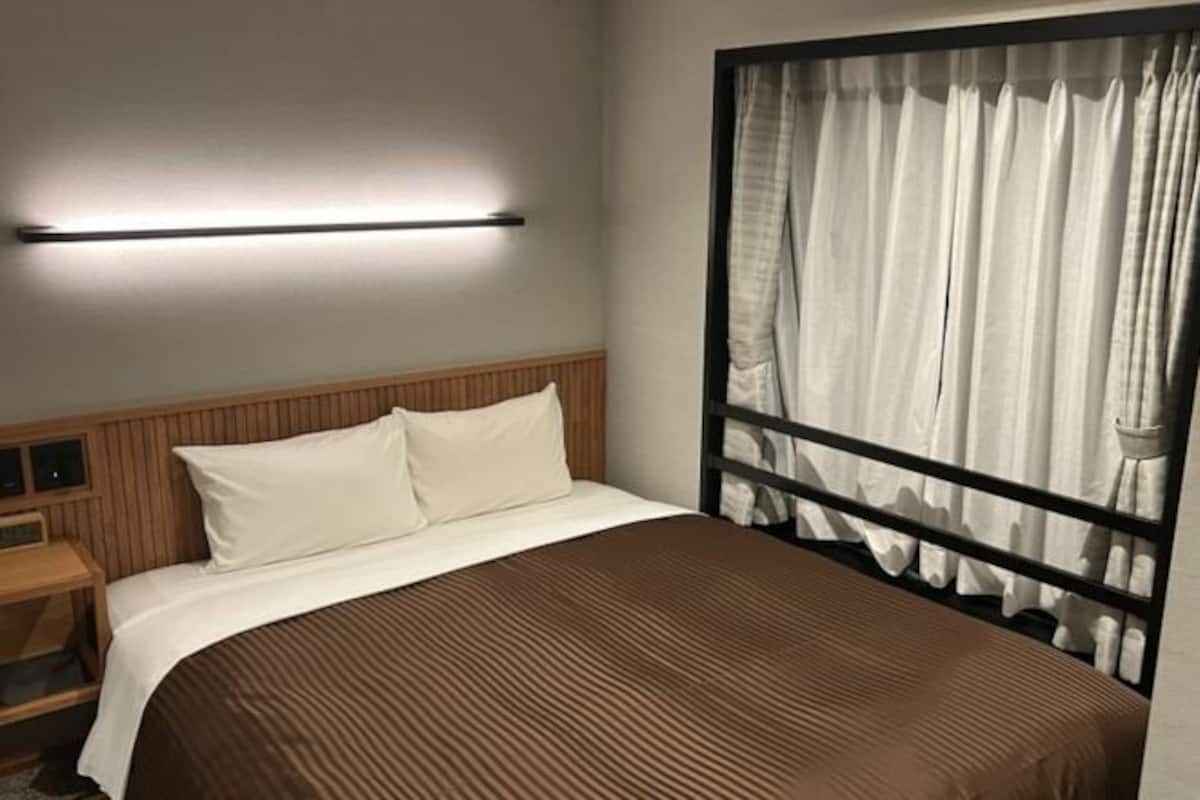 In-room safe, laptop workspace, iron/ironing board, free WiFi