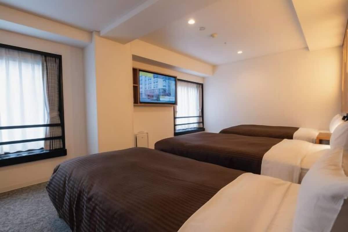 In-room safe, laptop workspace, iron/ironing board, free WiFi
