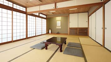Habitación tradicional, para no fumadores (Japanese Tatami Room) | Caja de seguridad en la habitación y espacio para trabajar con laptop