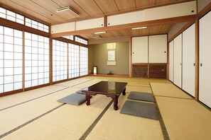 Quarto tradicional, para não fumantes (Japanese Tatami Room) | Cofres nos quartos, espaço de trabalho para notebook