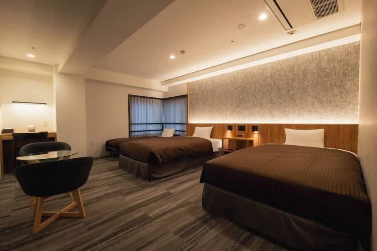 In-room safe, laptop workspace, iron/ironing board, free WiFi