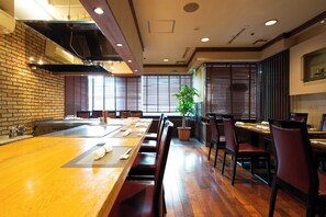 2 restaurants; breakfast, lunch, and dinner served - Belmont Hotel (Tokyo)