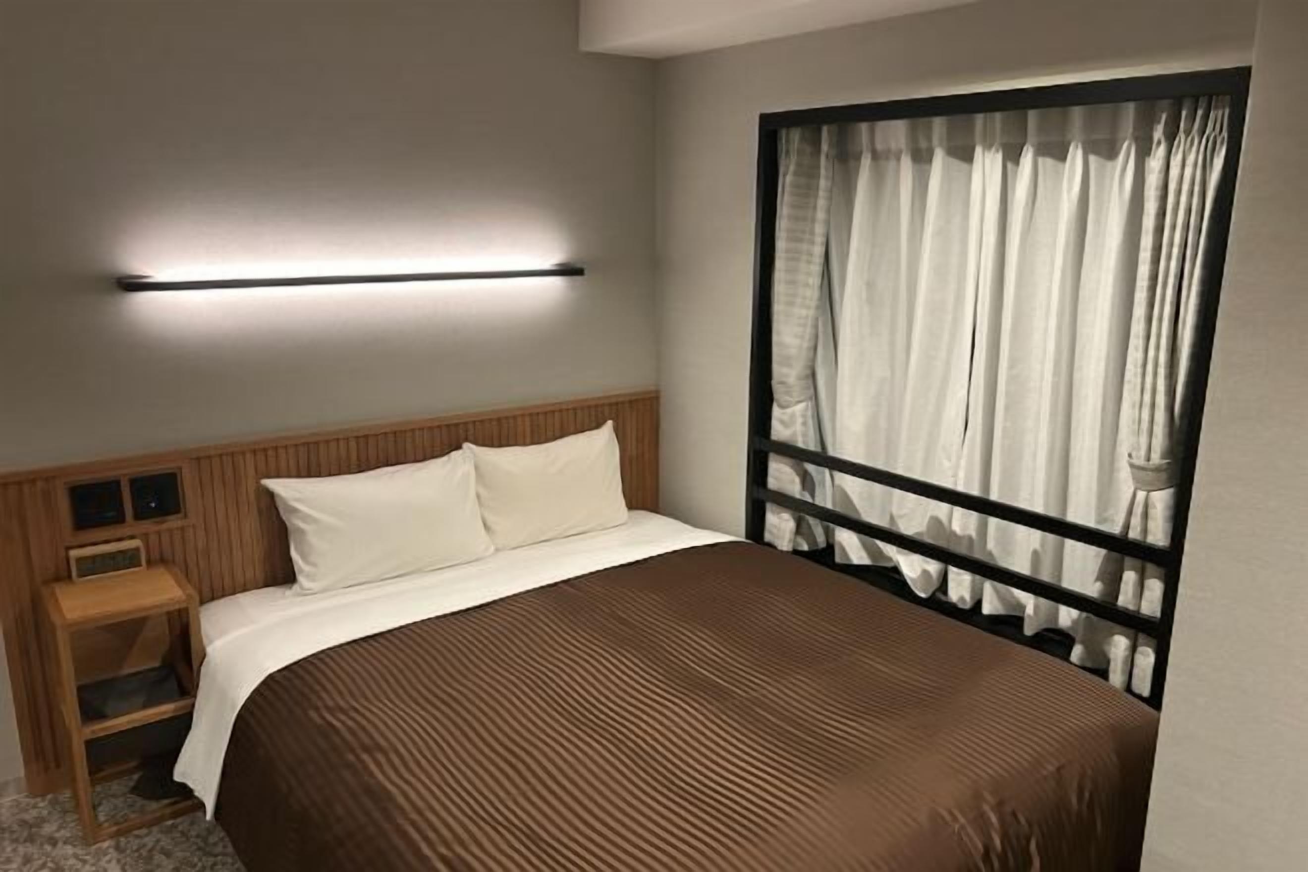 In-room safe, laptop workspace, iron/ironing board, free WiFi