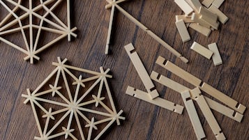 Formas geométricas de madera sobre una superficie de madera.