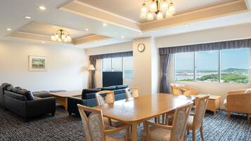 Deluxe Suite, Multiple Beds | In-room safe, desk, free WiFi, bed sheets