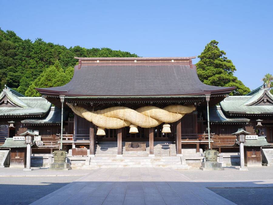 Ein traditionelles japanisches Gebäude mit einem großen Eingang und einem überdachten Gang.