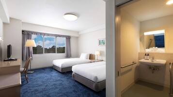 Quarto clássico (Accessible Room with 2 single beds) | Cofres nos quartos, escrivaninha, Wi-Fi de cortesia, roupa de cama