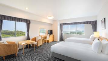 Suite Deluxe, plusieurs lits | Coffres-forts dans les chambres, bureau, Wi-Fi gratuit, draps fournis