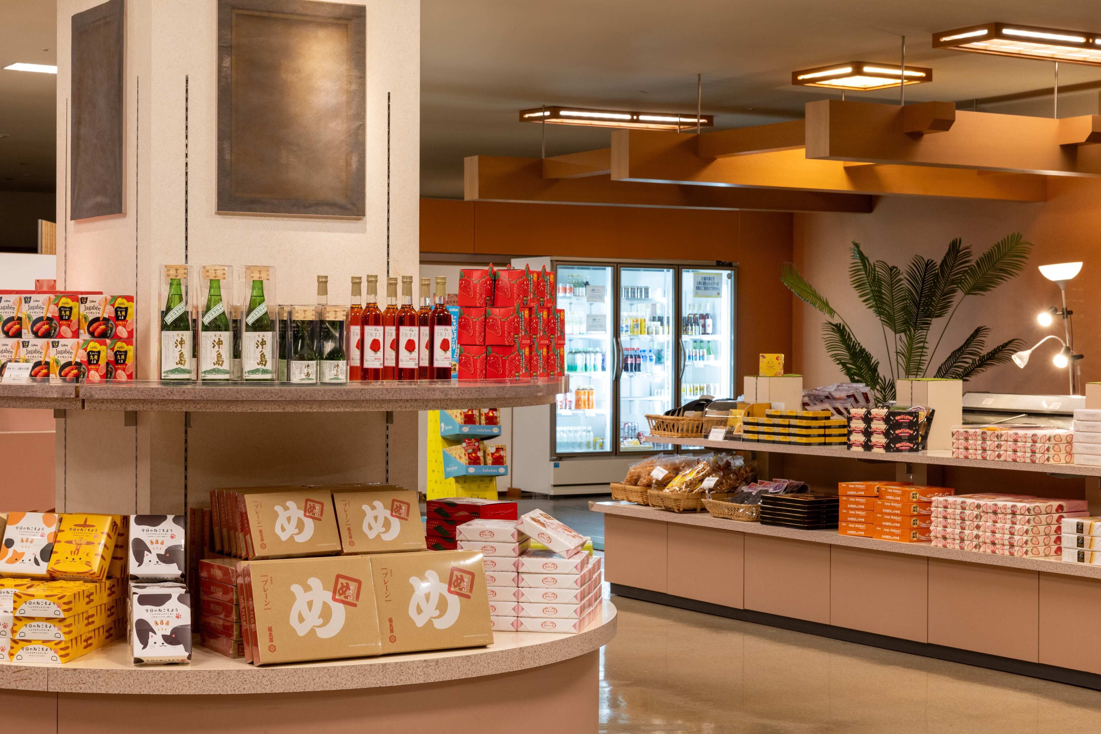 Un espacio comercial bien organizado con diversos productos envasados y bebidas a la vista.