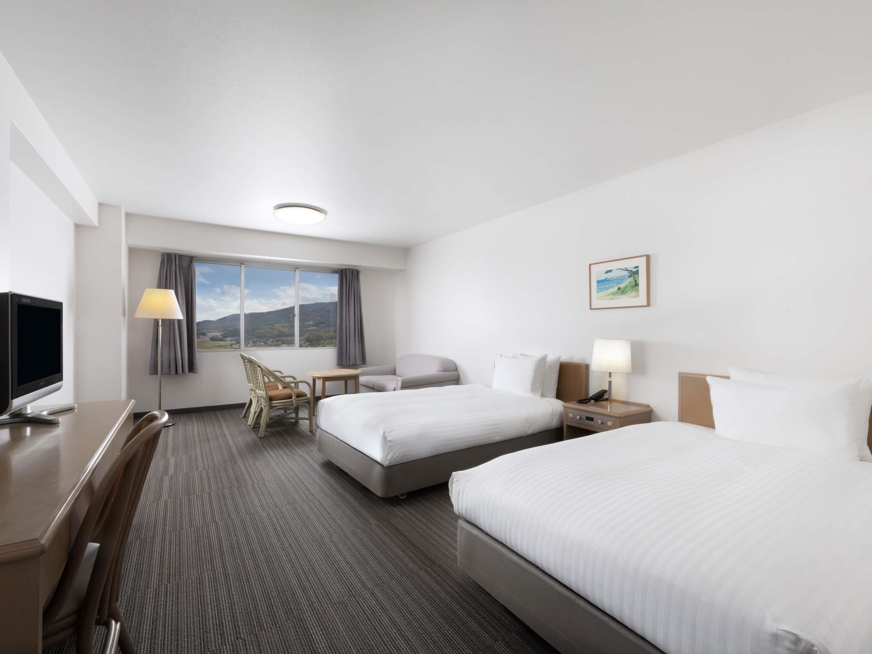 Een kluis op de kamer, een bureau, gratis wifi, beddengoed