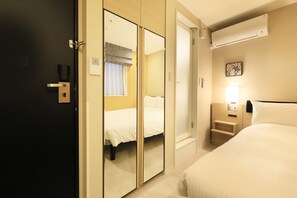 Down duvets, individually decorated, individually furnished, desk - Hotel Nihonbashi Saibo (Tokyo)