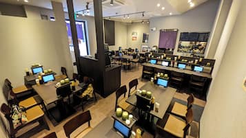 Daily cooked-to-order breakfast (JPY 1500 per person)