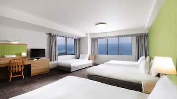 Värdeförvaringsskåp på rummet, skrivbord och arbetsyta för laptop