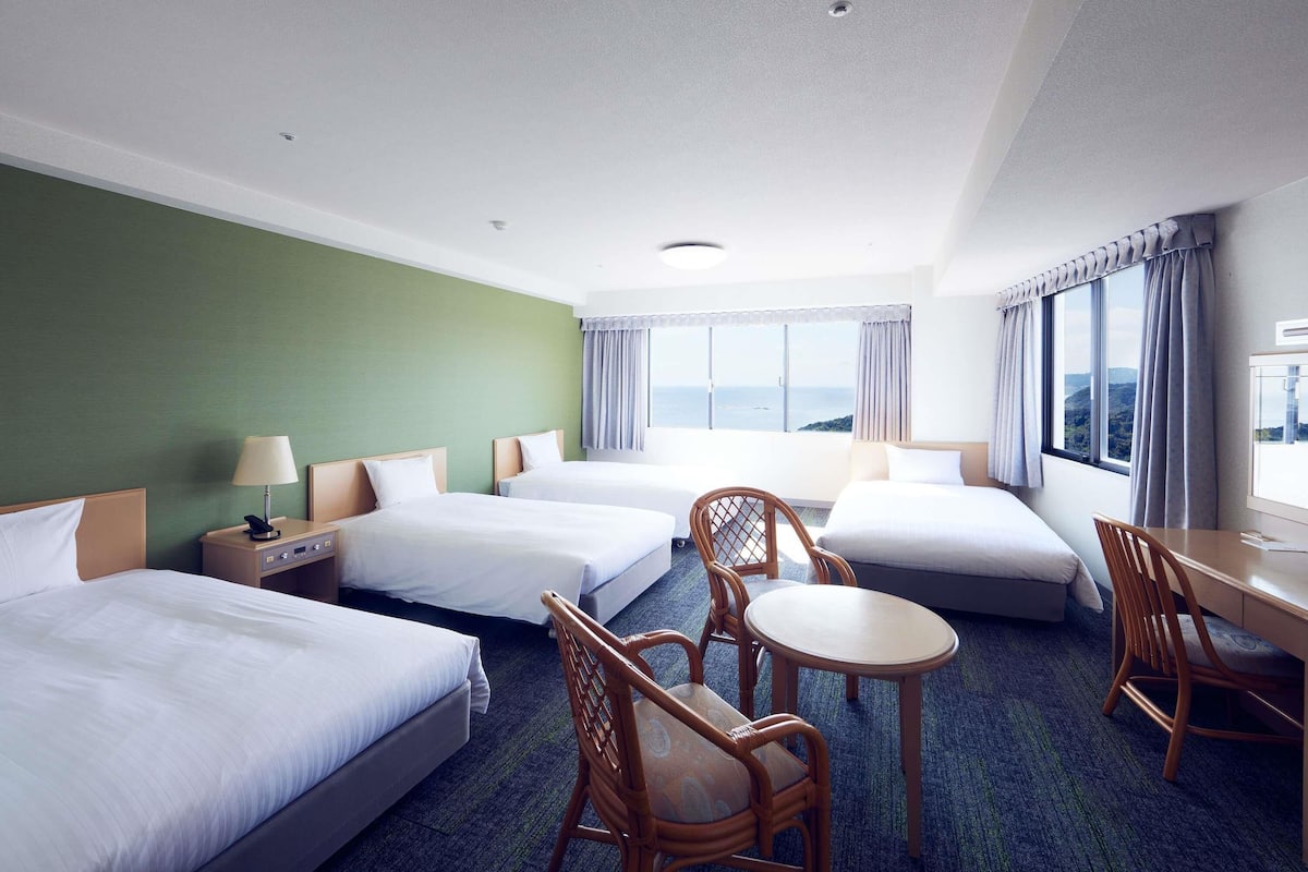 Klassieke kamer, 2 eenpersoonsbedden, uitzicht op zee | Een kluis op de kamer, een bureau, een laptopwerkplek