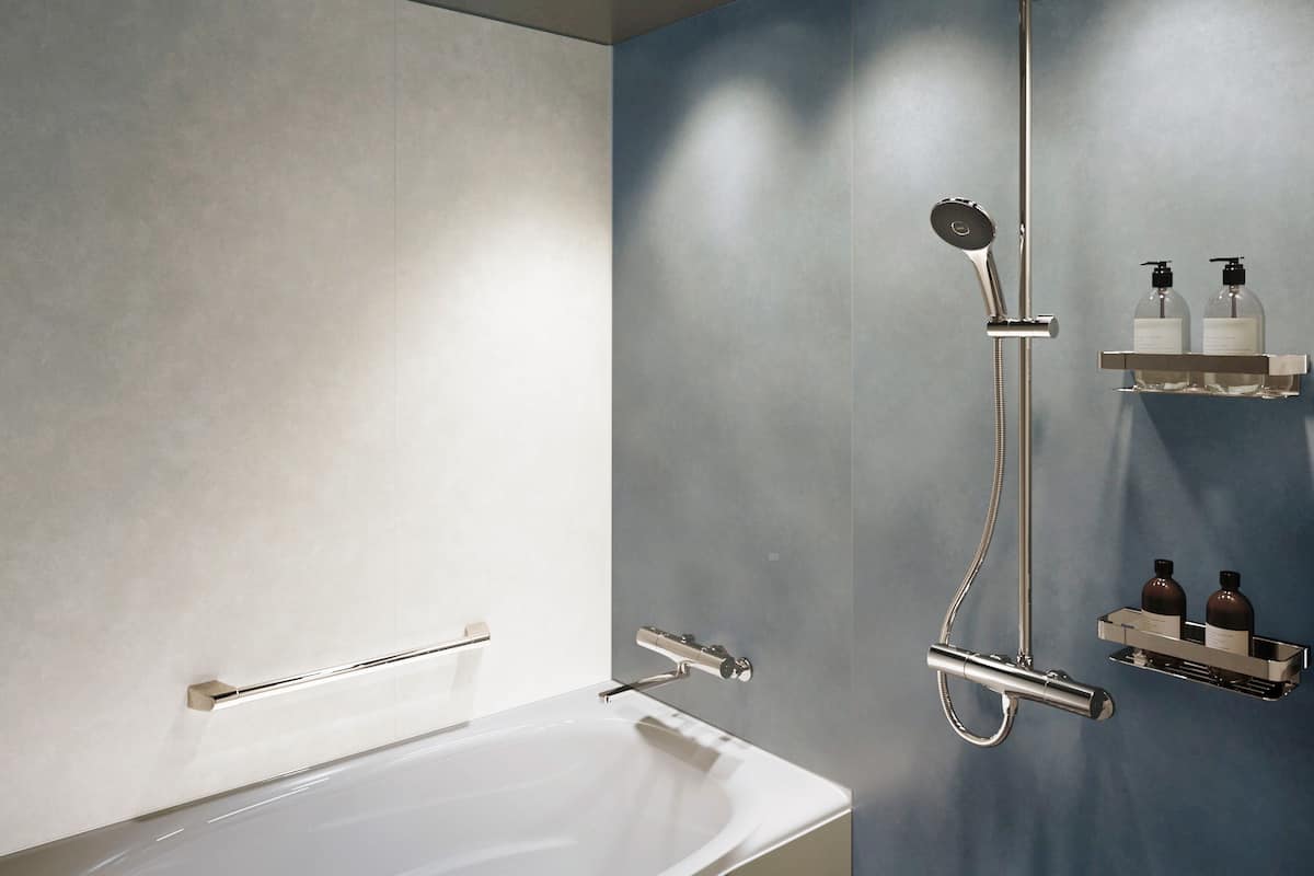 combined shower/bathtub, free toiletries, hair dryer, slippers