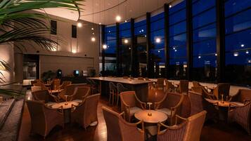 客房內保險箱、書桌、筆電工作空間、遮光布/窗簾