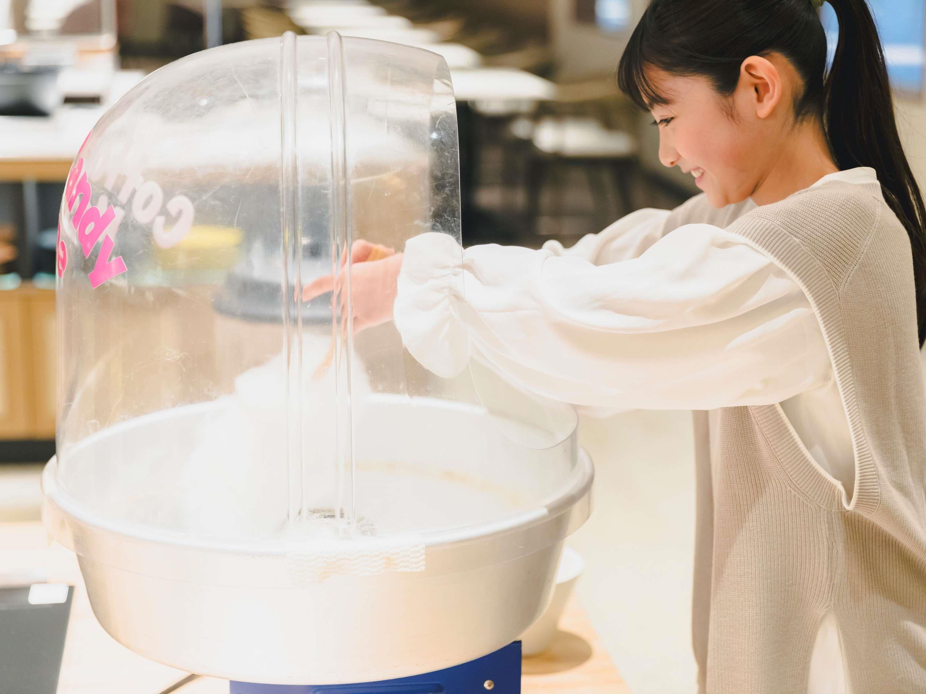 A person using a large mixing bowl with a transparent lid.