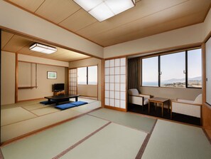 In-room safe, desk, laptop workspace, blackout curtains - Grand Mercure Wakayama Minabe Resort & Spa (Minabe)
