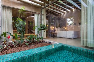 浪漫双人房, 私人游泳池 | 迷你吧、客房内保险箱、办公桌、遮光窗帘