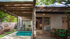 Kamar Double Romantis, kolam renang pribadi | Balkon