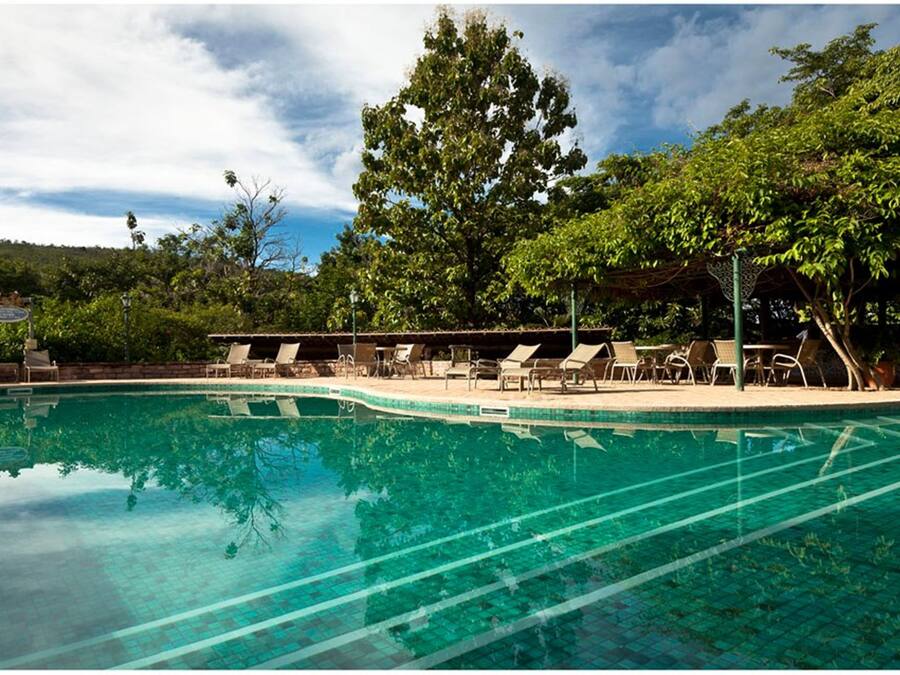 Utendørsbasseng og solsenger