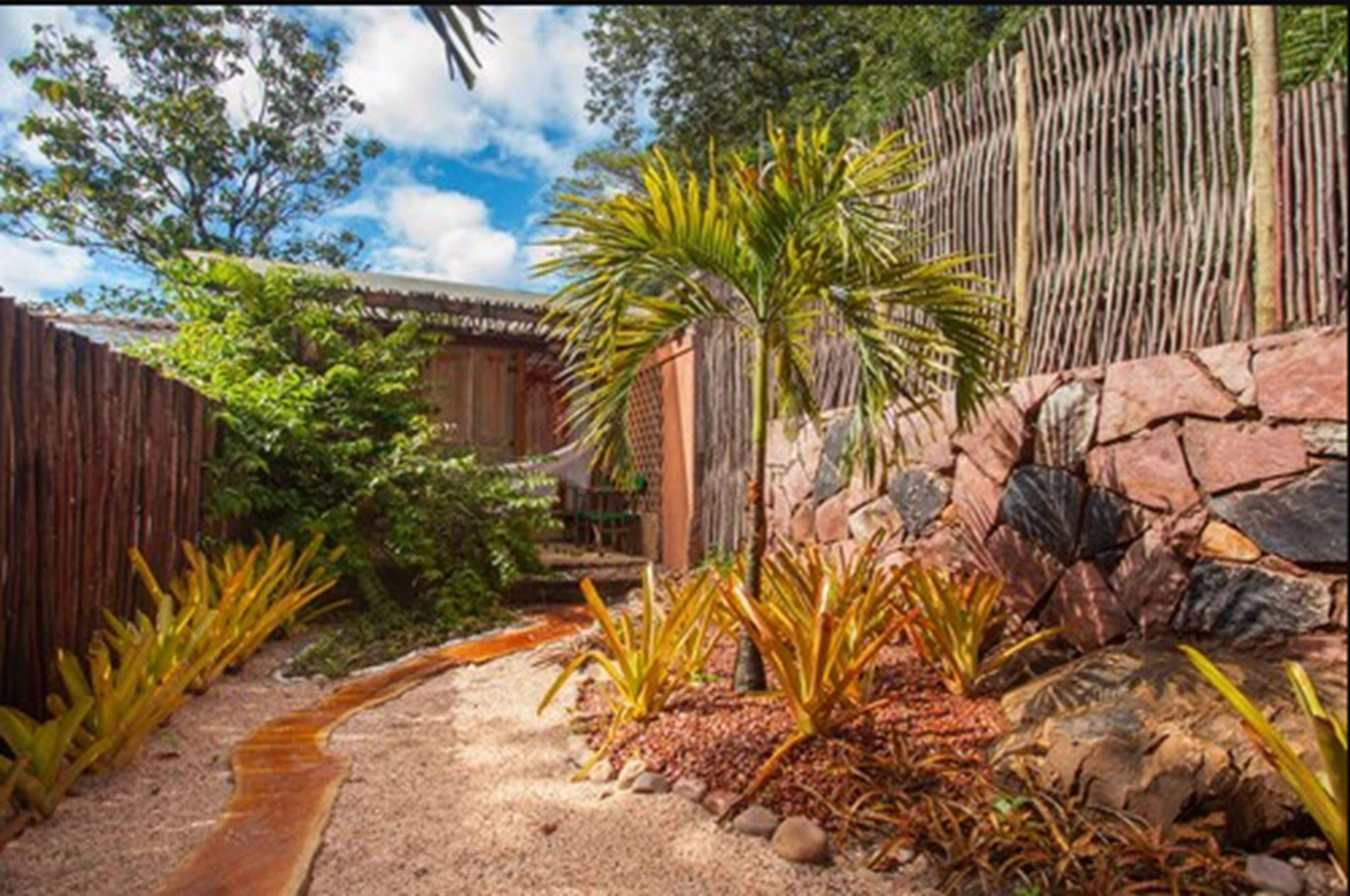 room (serra) | property grounds