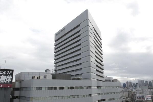 Een modern hoog gebouw met meerdere verdiepingen en een plat dak.