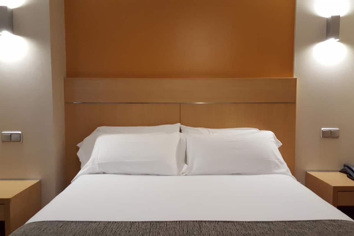 in-room safe, desk, soundproofing, free wifi