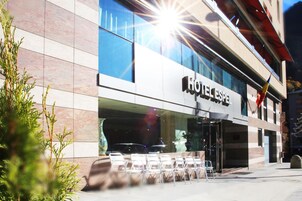 Un hôtel doté d’une façade moderne, de grandes fenêtres et d’une enseigne bien visible.