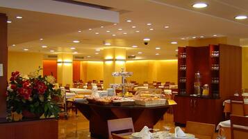 Se sirven desayunos, almuerzos, cenas y cocina local