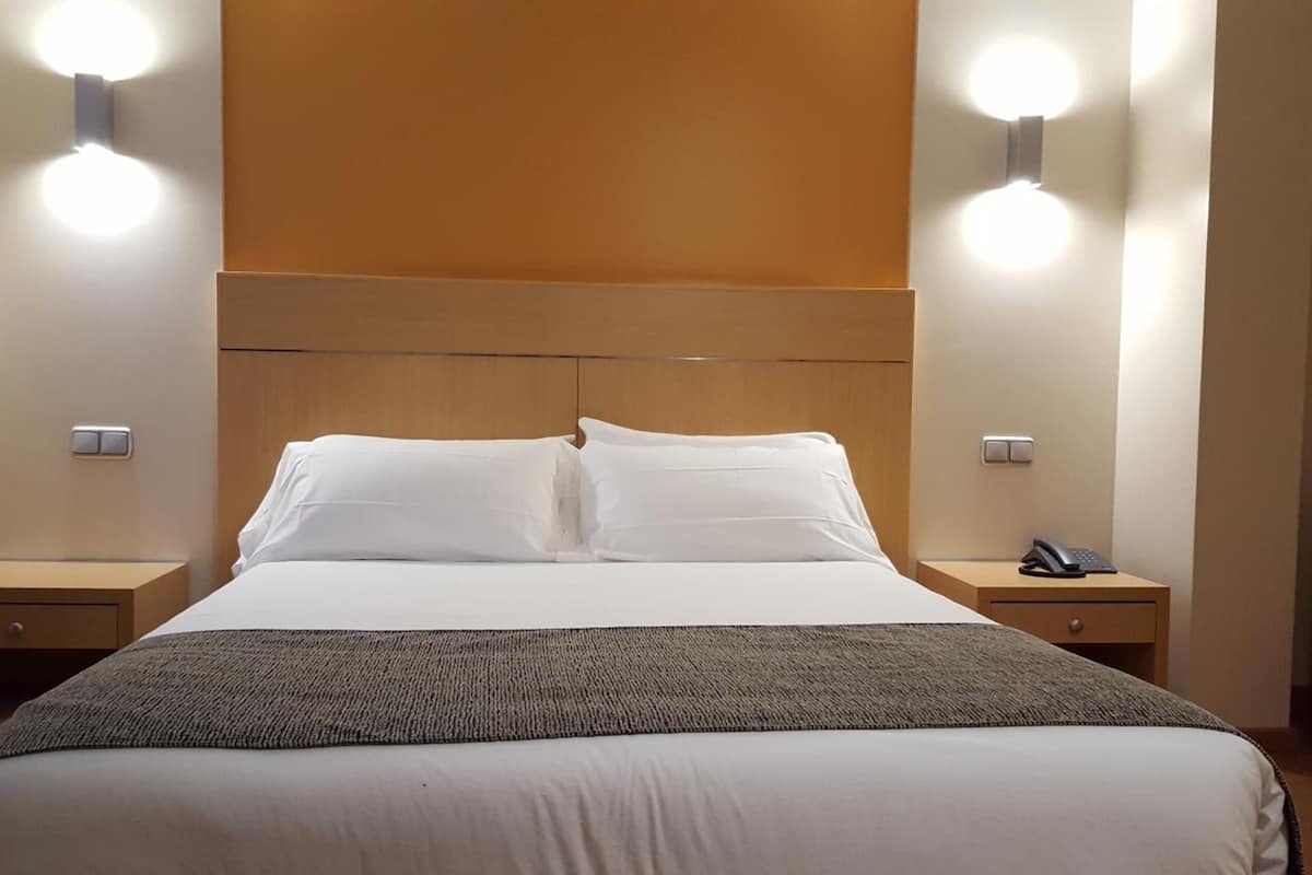 in-room safe, desk, soundproofing, free wifi