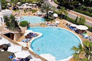 Piscine extérieure, parasols de plage, chaises longues