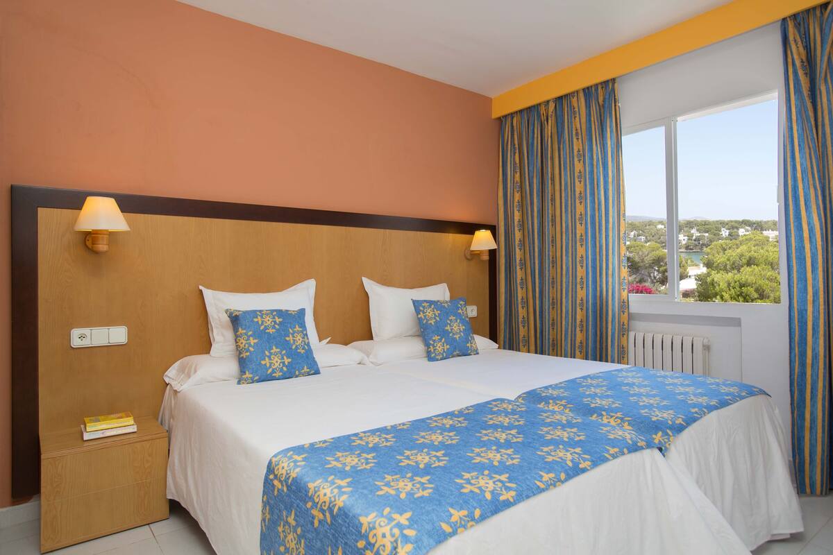 1 bedroom, in-room safe, laptop workspace, blackout curtains