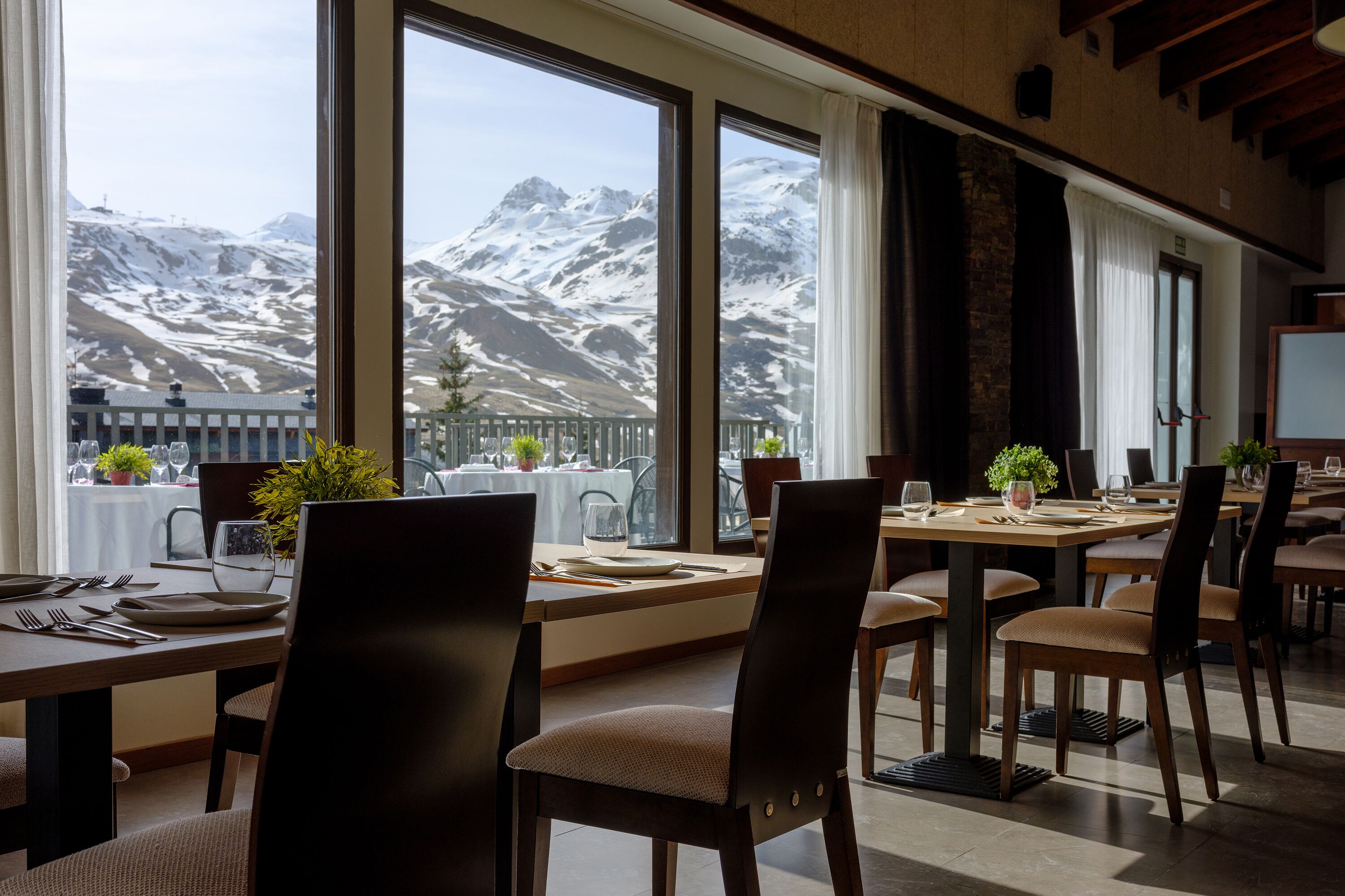 Breakfast, lunch and dinner served