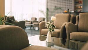 Ein moderner Lounge-Bereich mit Sofas und einem Glastisch.