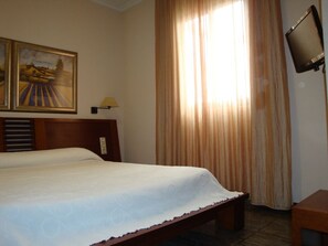 Desk, free cribs/infant beds, free WiFi - Hotel Rioja (Benisano)
