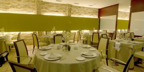 Breakfast, lunch and dinner served - Hotel Rioja (Benisano)