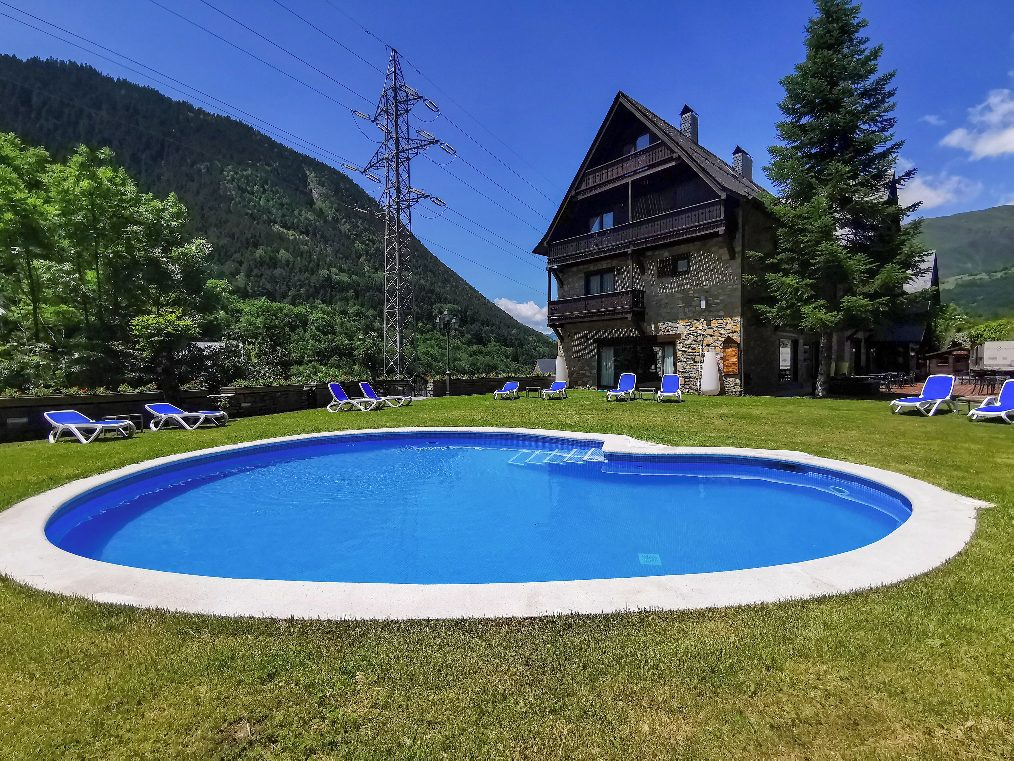 outdoor pool, pool loungers