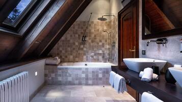 Articles de toilette de luxe, sĂšche-cheveux, bidet, serviettes fournies