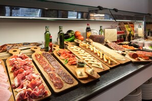 Desayuno buffet todos los días (con cargo) 