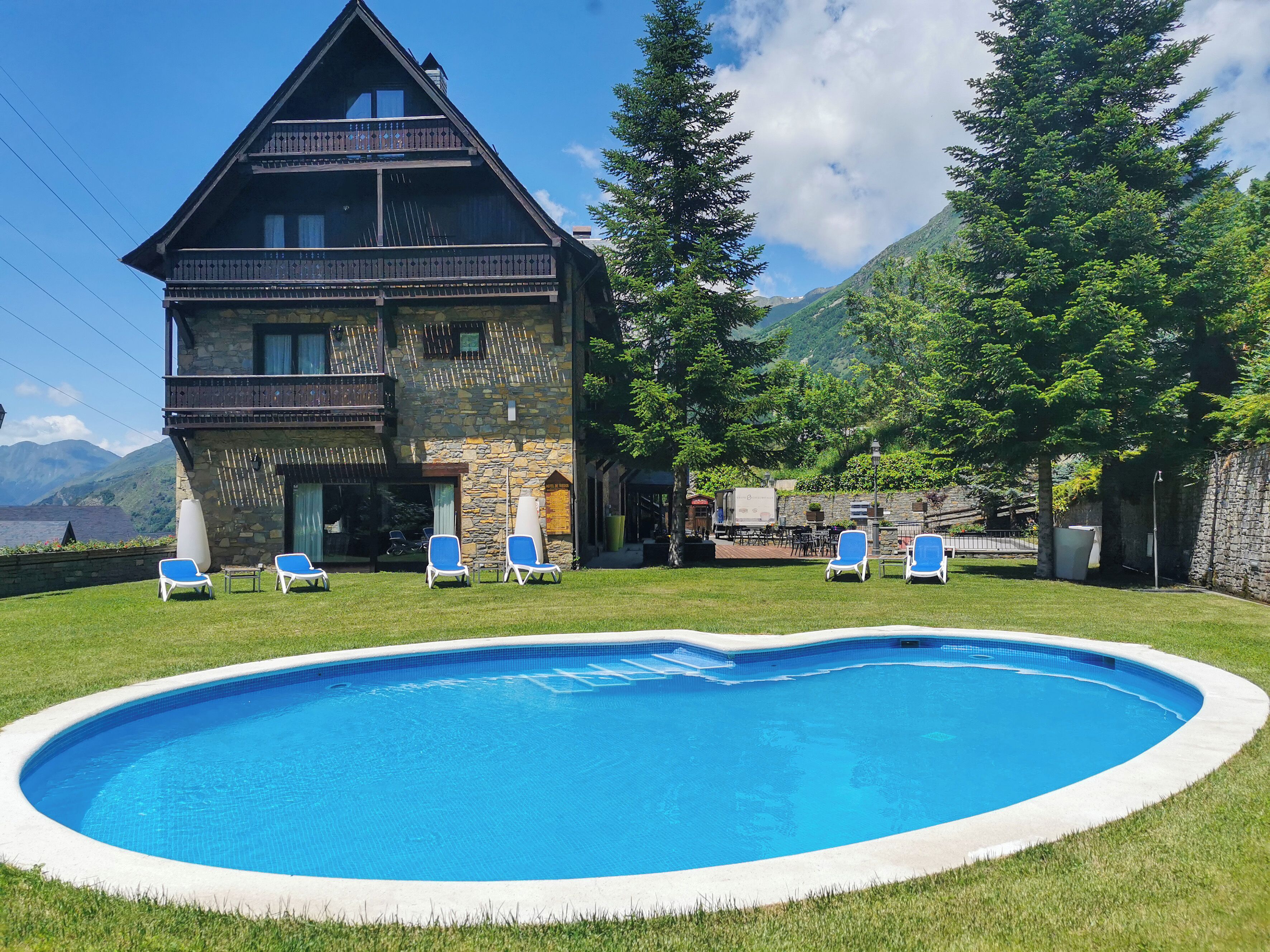 outdoor pool, pool loungers