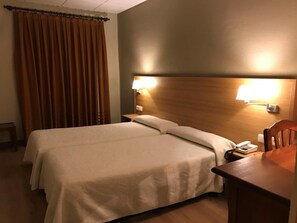 Escritorio, cortinas opacas, wifi gratis y ropa de cama