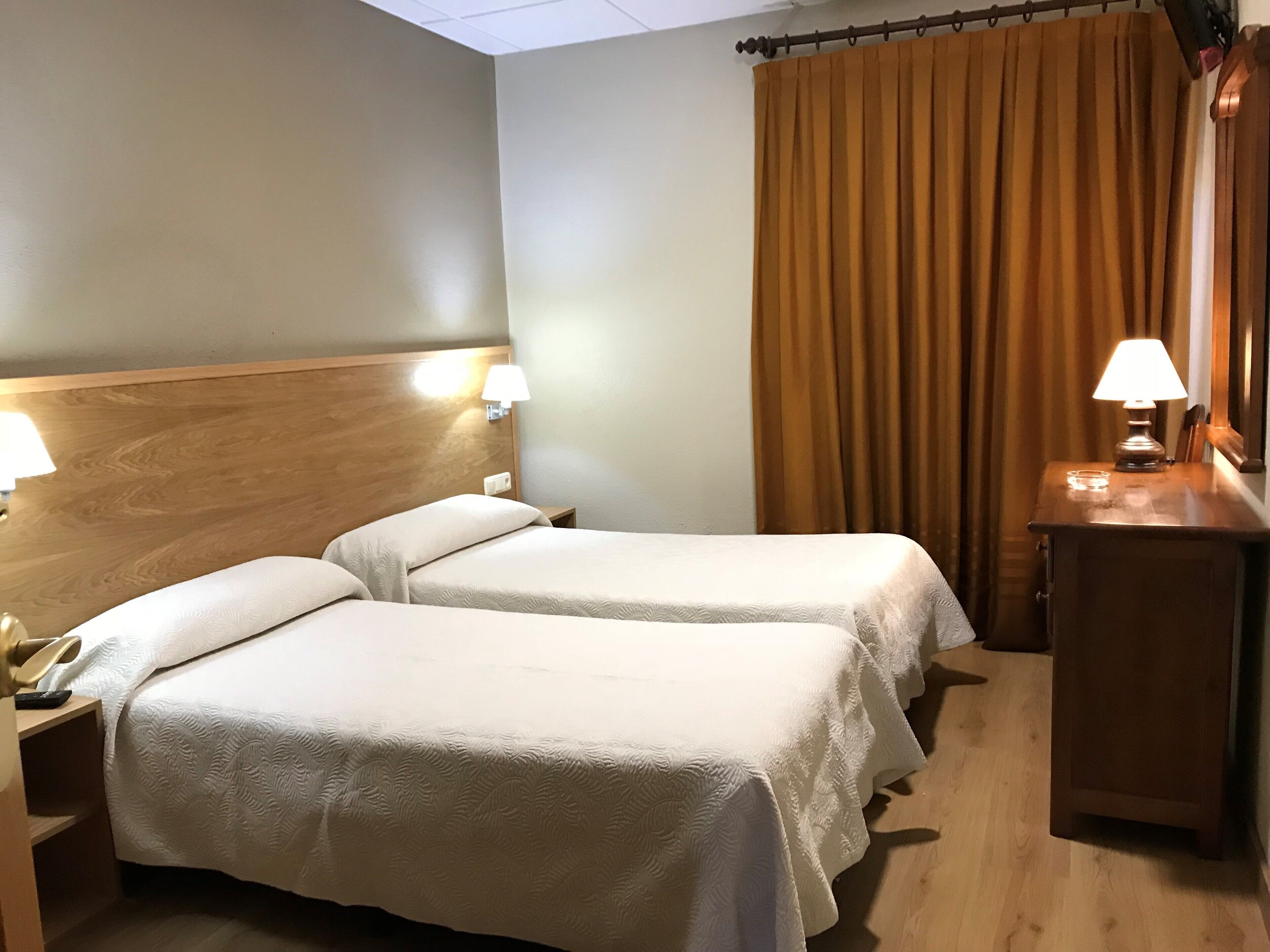Escritorio, cortinas opacas, wifi gratis y ropa de cama