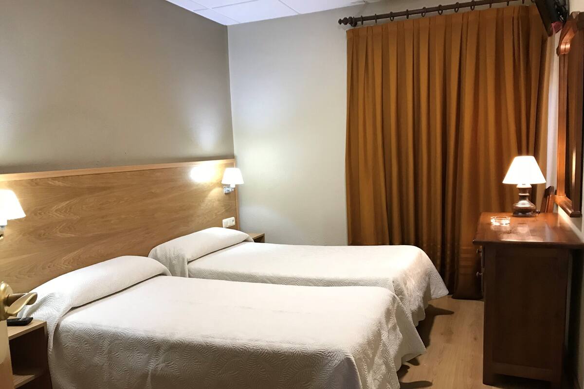 Een bureau, verduisterende gordijnen, gratis wifi, beddengoed